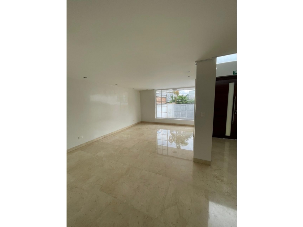 VENDO LUJOSA CASA EN PEREIRA