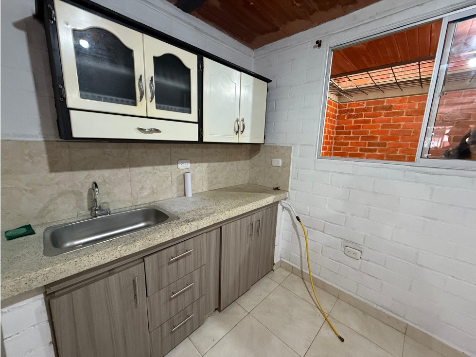 VENDO CASA CON DIVISION DE PISOS INDEPENDIENTES EN SANTA ROSA — foto 4