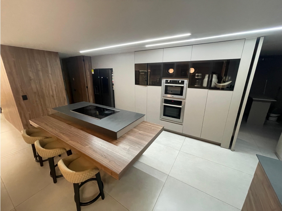 ALQUILO EXCLUSIVO APARTAMENTO AMOBLADO EN CASTROPOL -MEDELLIN — foto 4