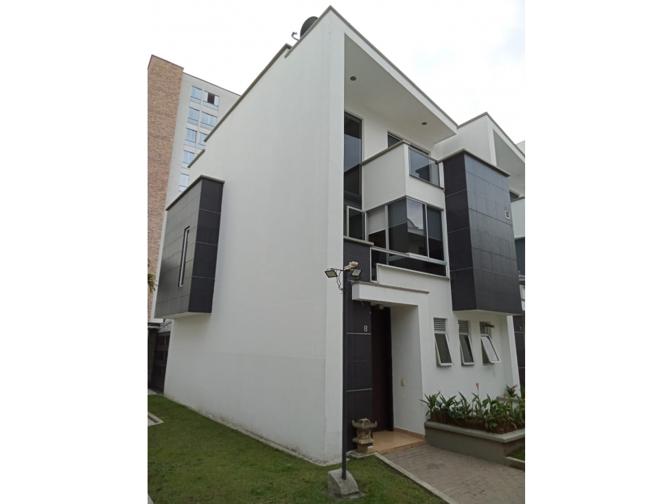 VENDO HERMOSA Y AMPLIA CASA EN PINARES