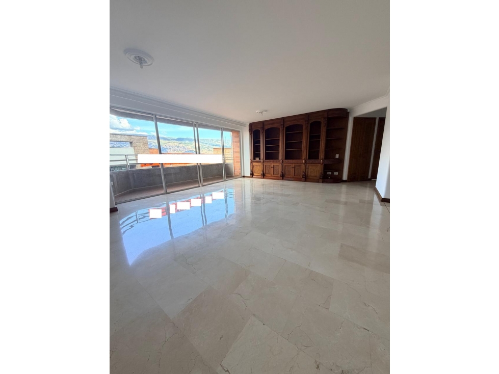 VENDO LINDÍSIMO APARTAMENTO EN EL CORAZÓN DE LAURELES, PISO ALTO