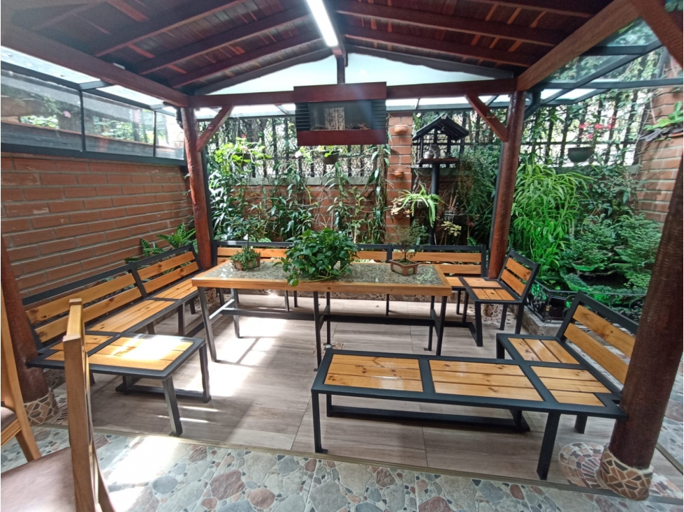 HERMOSA CASA EN VENTA EN UNIDAD EN LOMA DE LOS BERNAL PARTE BAJA