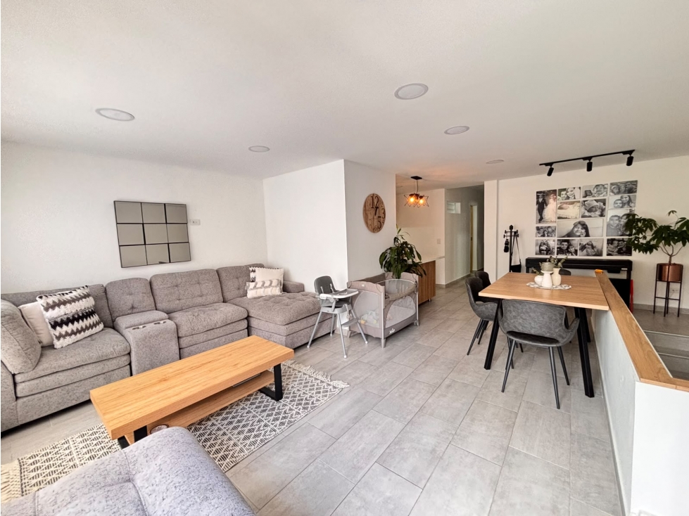 VENDO CASA EN ENVIGADO, BARRIO LA MAGNOLIA, PISO 3, 100MTS