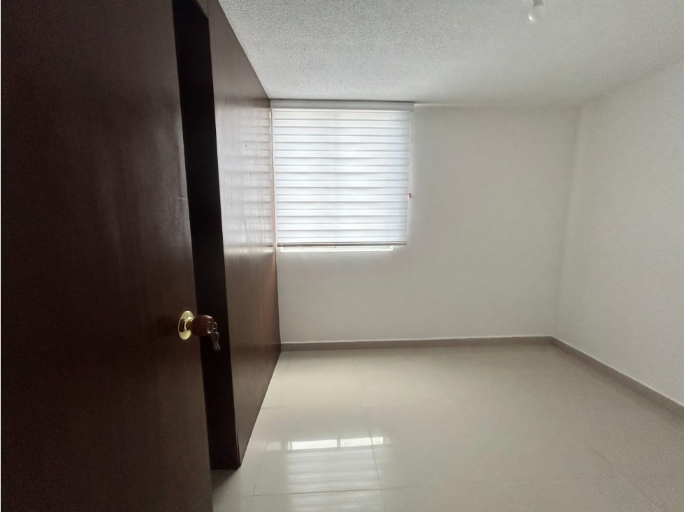 VENTA APARTAMENTO EN LOMA DE LOS BERNAL — foto 2