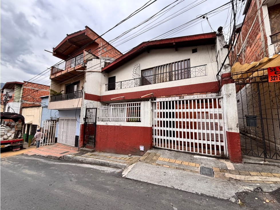 VENDO CASA EN BUENOS AIRES, MEDELLIN, 153MTS