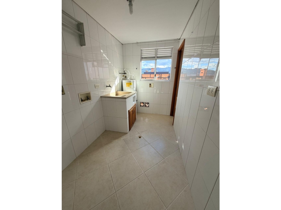 VENDO LINDÍSIMO APARTAMENTO EN EL CORAZÓN DE LAURELES, PISO ALTO — foto 6