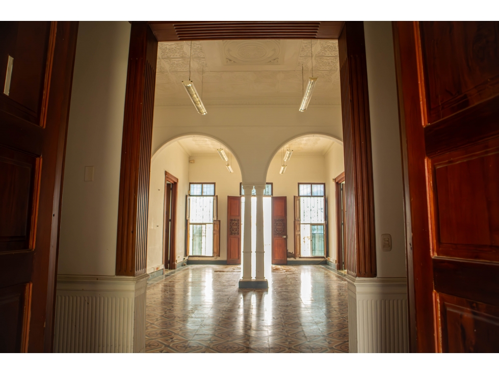 Casa Histórica en Manga, para Remodelar, Institución o Proyecto