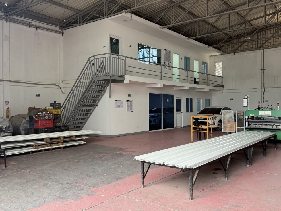 Bodega de 1390 mt2 lote + 484 mt2 oficinas en Zona Industrial de CTG - 1