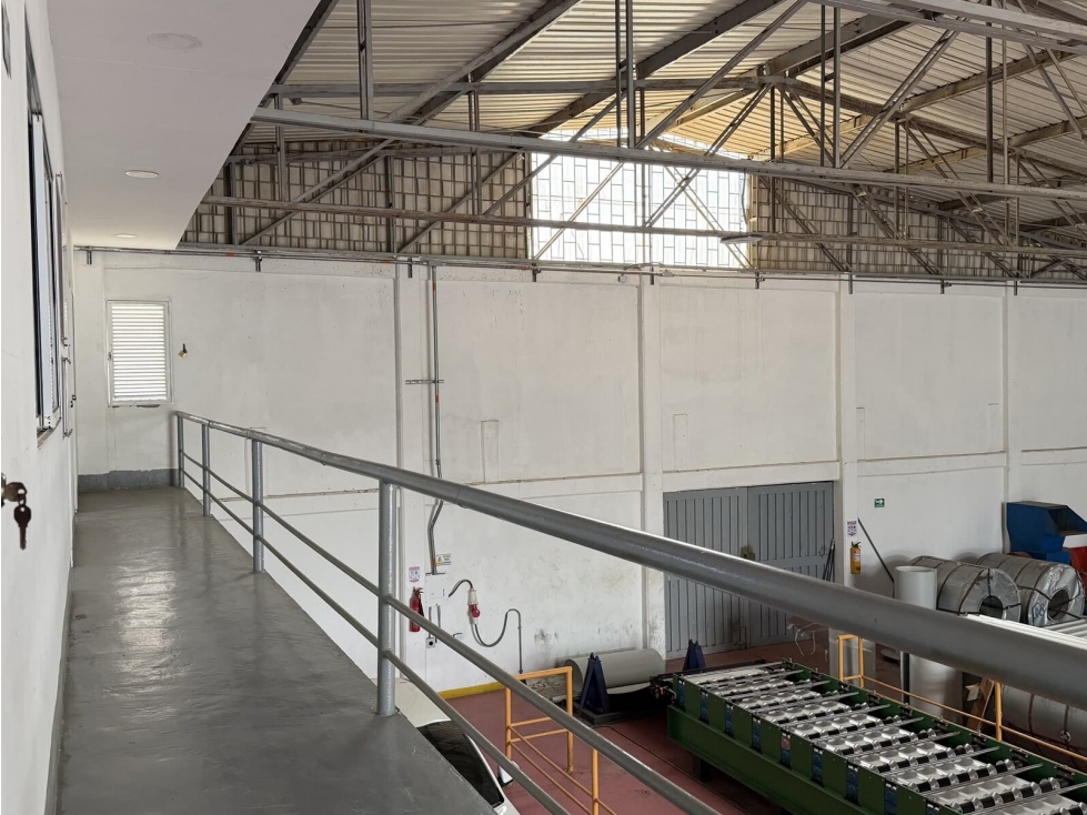 Bodega de 1390 mt2 lote + 484 mt2 oficinas en Zona Industrial de CTG - 3