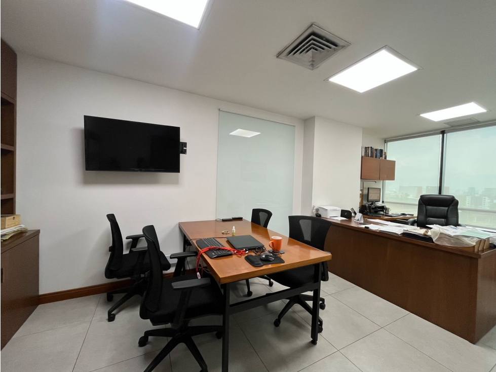 Venta de oficina en la Aguacatala 135m² excelente ubicación.