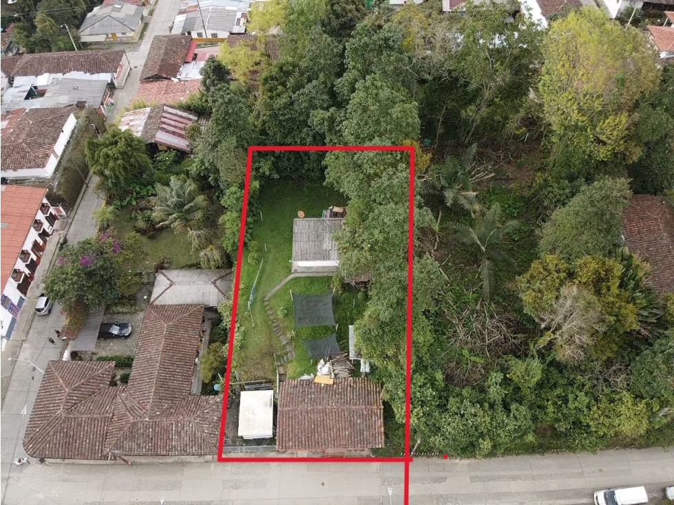 VENTA DE LOTE CON DOS CASAS EN SALENTO - 1
