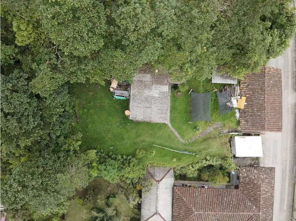 VENTA DE LOTE CON DOS CASAS EN SALENTO - 4
