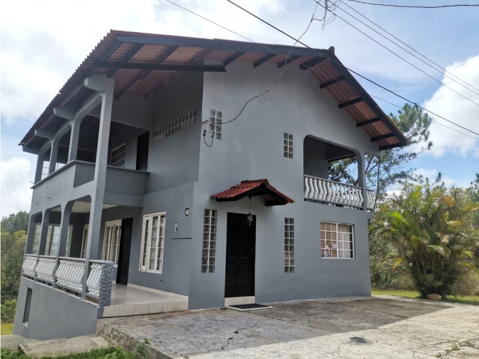 Espaciosa Casa Unifamiliar en Altos de Cerro Azul