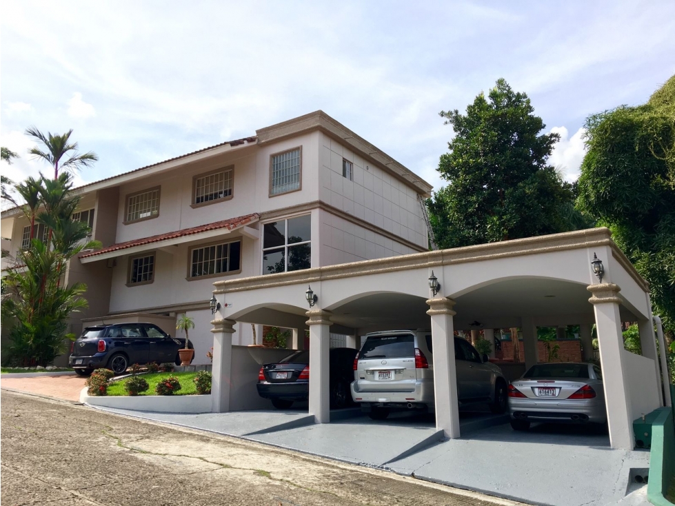 Se vende amplia Casa en Albrook