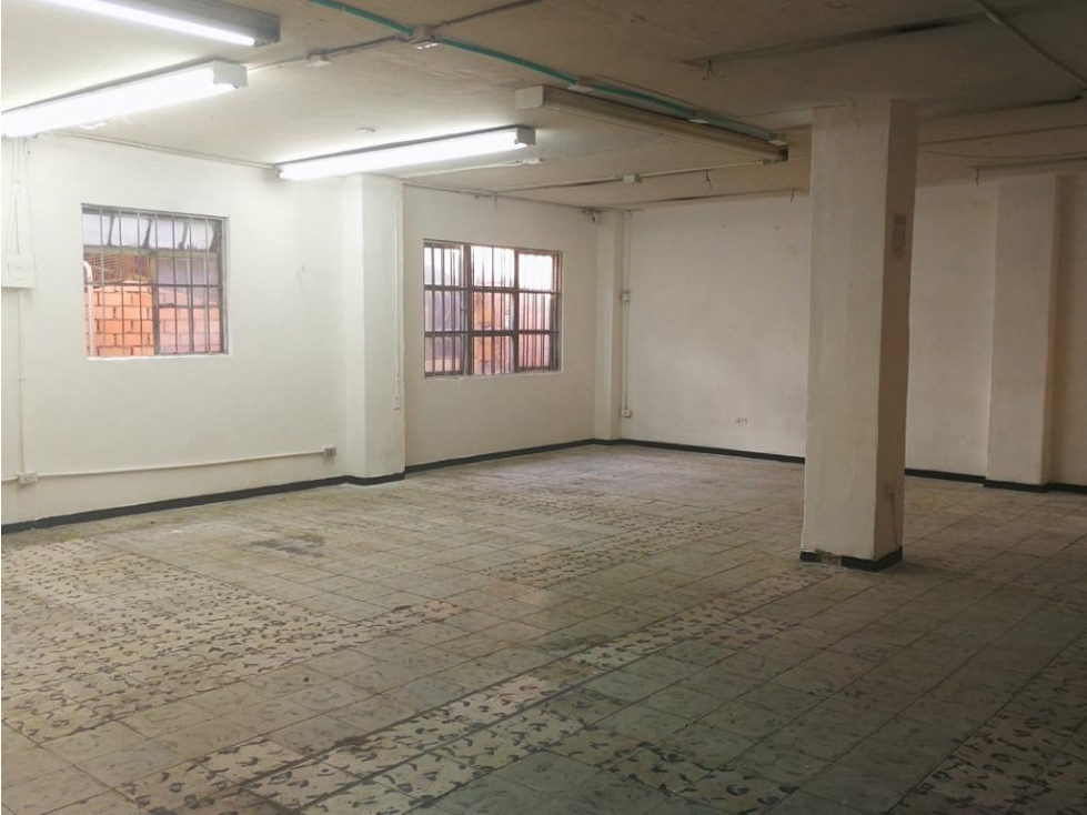 En venta local comercial/bodega en el centro de Medellin 94 mt² — foto 2