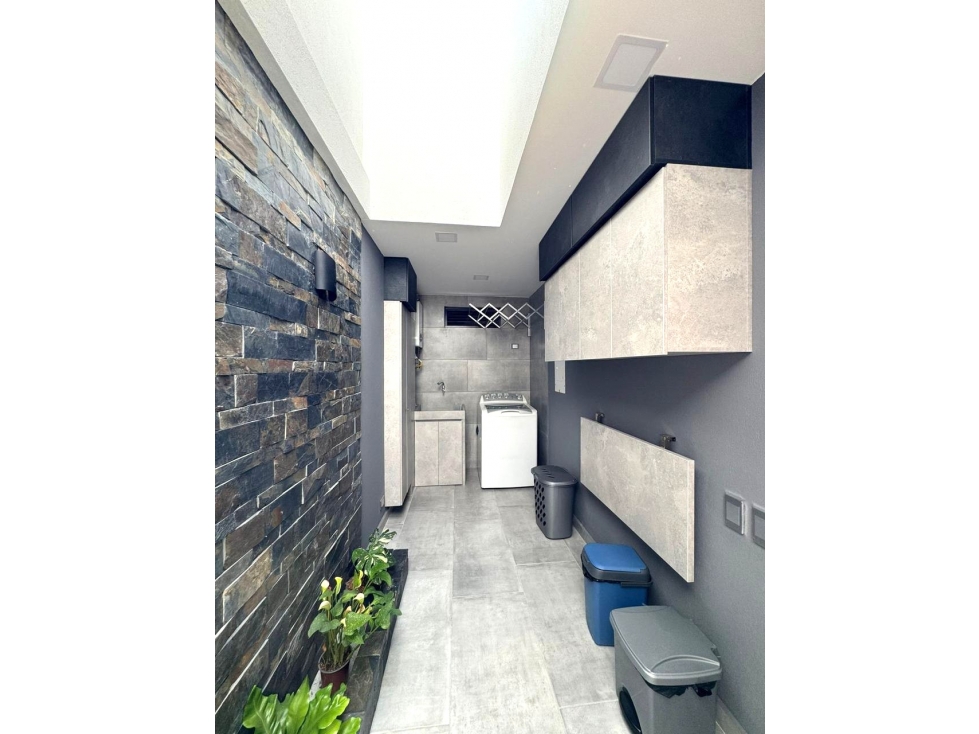 Casa esquinera de 2 niveles, cerca al parque principal de La Ceja — foto 4