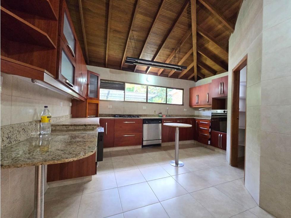 Arrienda en Loma del Chocho | Amplios espacios y excelente ubicación — foto 2