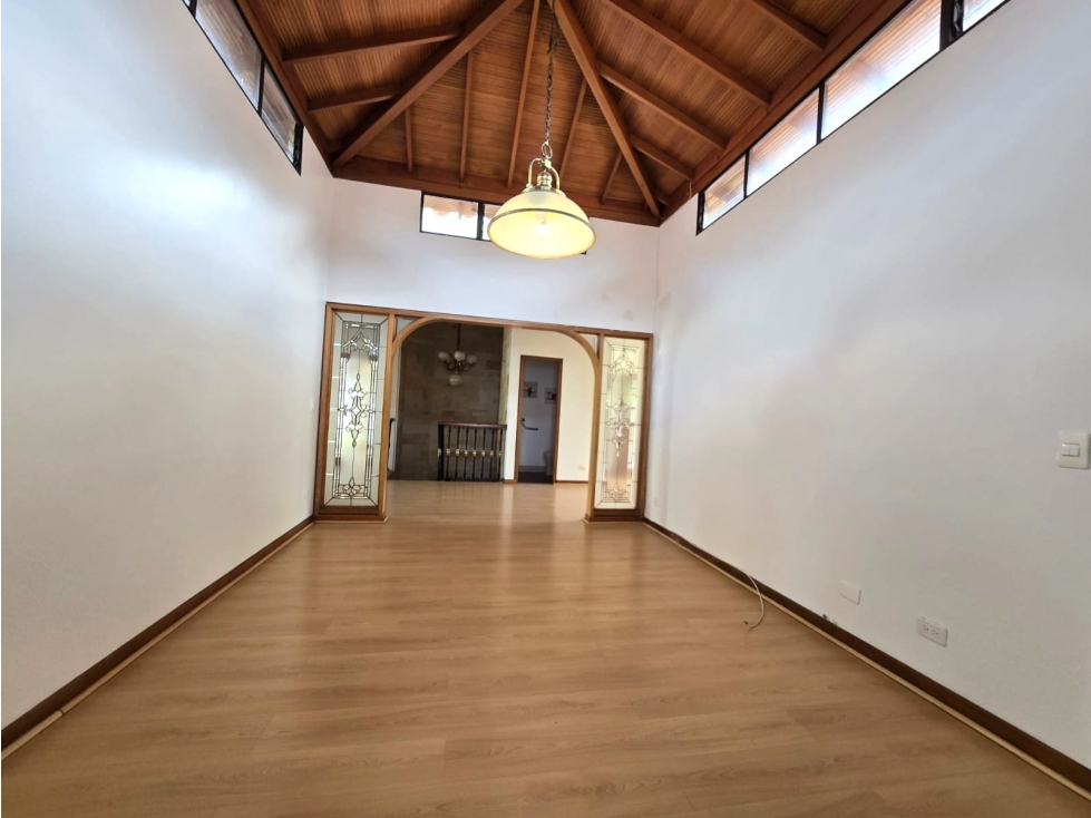 Arrienda en Loma del Chocho | Amplios espacios y excelente ubicación — foto 4
