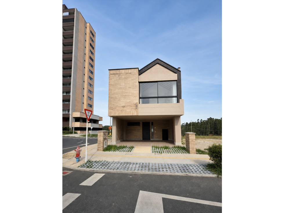 Moderna Casa en venta: 2 niveles - San Antonio de Pereira Rionegro