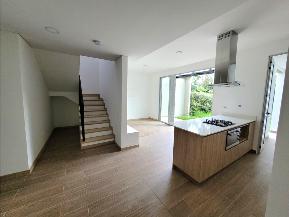 Hermosa casa de 2 niveles, moderna y con distribución inteligente