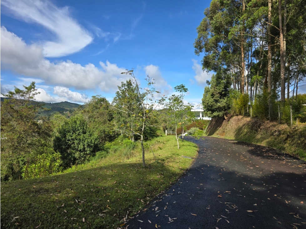 Lote de 10.000 m² en El Escobero, unidad cerrada con gran vista — foto 2