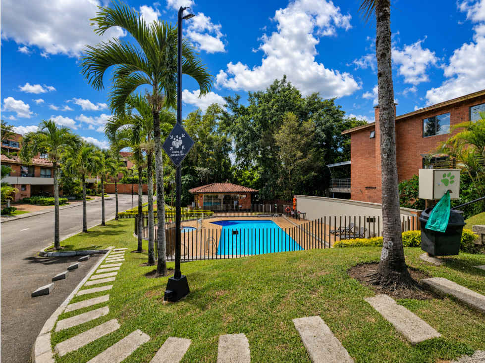 CASA DE 240 m² CON ZONA VERDE, TERRAZA CUBIERTA