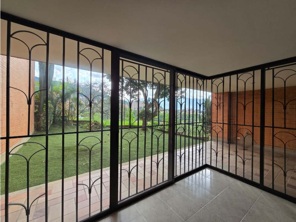 Casa con jardín y espacios amplios en Envigado Loma de las Brujas — foto 5