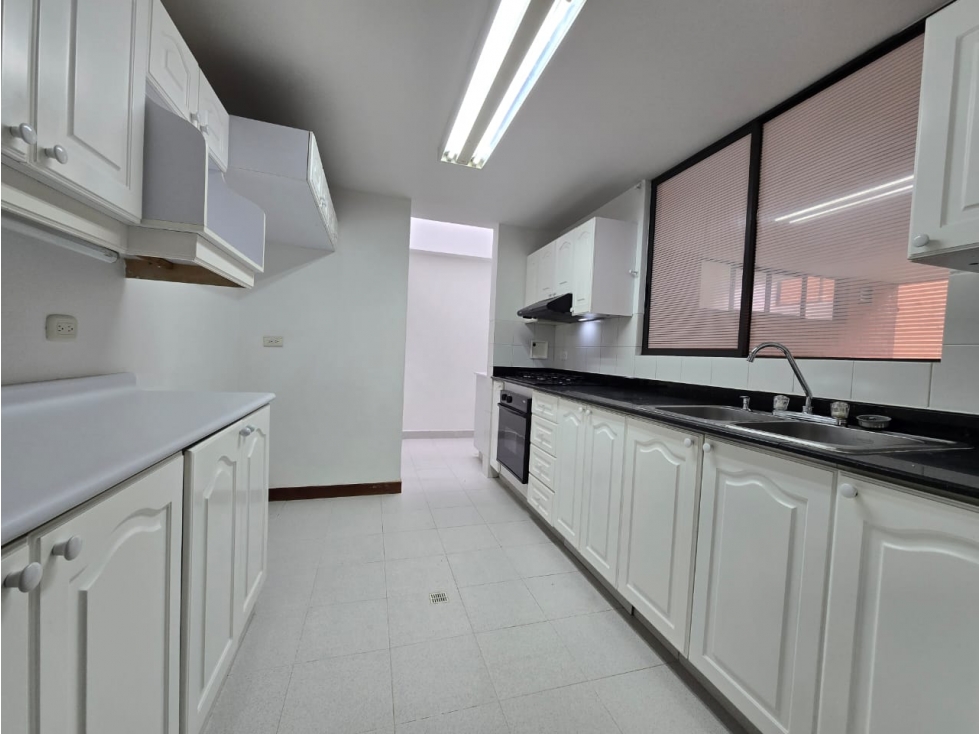 Casa con jardín y espacios amplios en Envigado Loma de las Brujas — foto 3