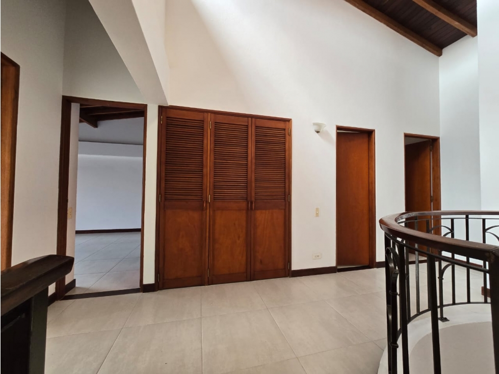 Casa con jardín y espacios amplios en Envigado Loma de las Brujas — foto 6