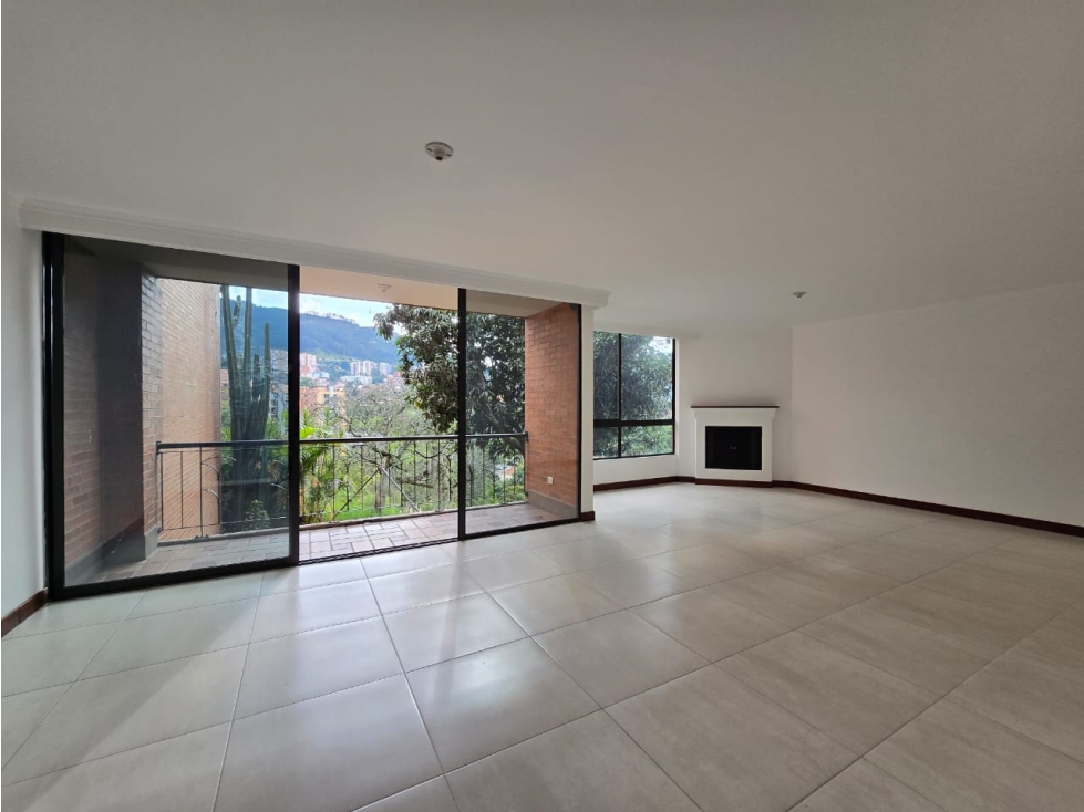 Casa con jardín y espacios amplios en Envigado Loma de las Brujas