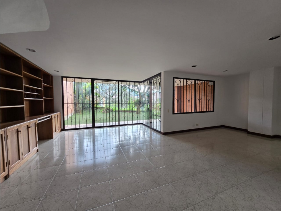 Casa con jardín y espacios amplios en Envigado Loma de las Brujas — foto 4