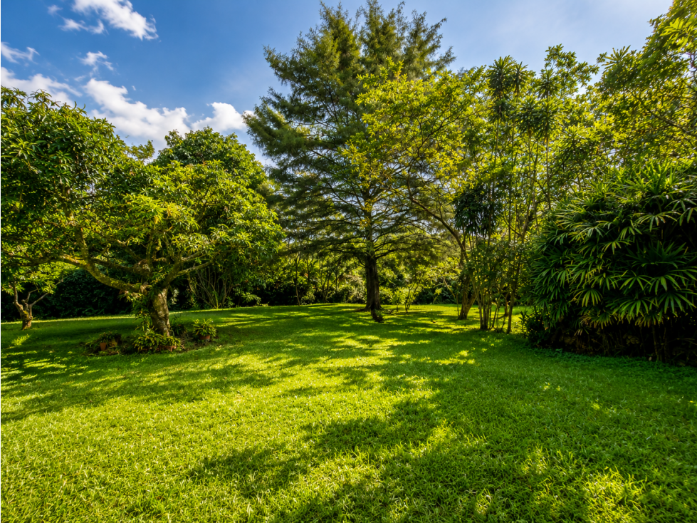Lote Plano de 2.158 m² con Casa Campestre en Loma de Las Brujas