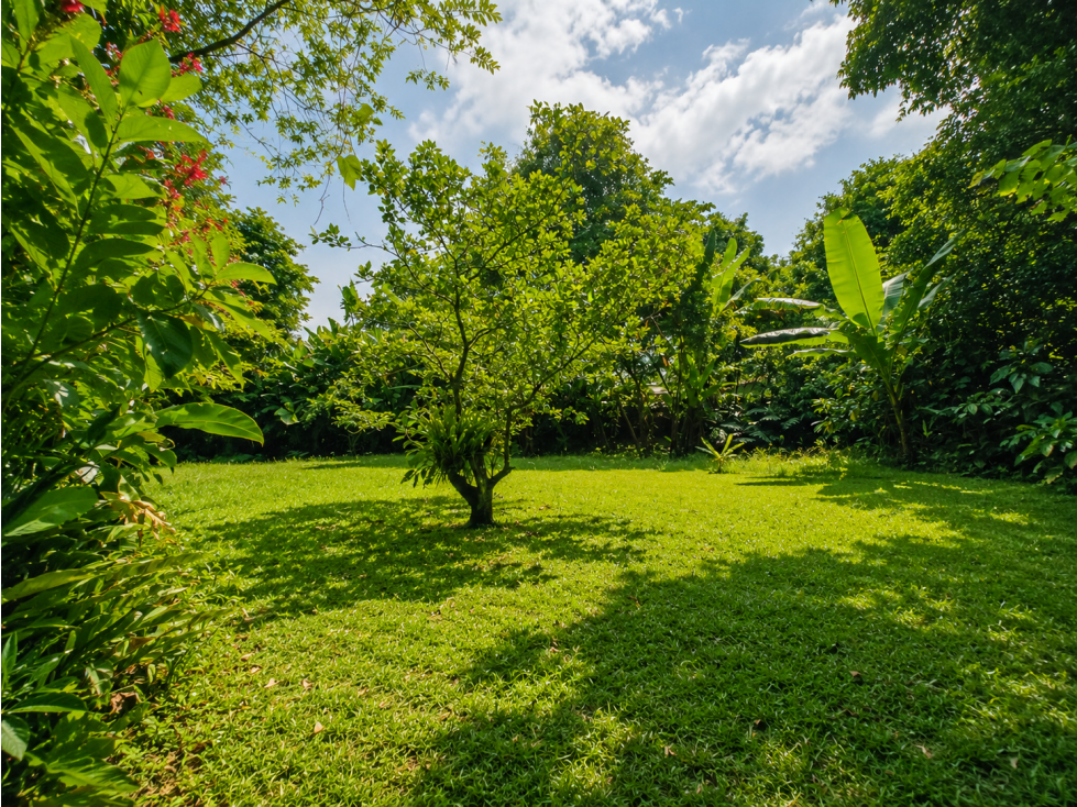 Lote Plano de 2.158 m² con Casa Campestre en Loma de Las Brujas — foto 2