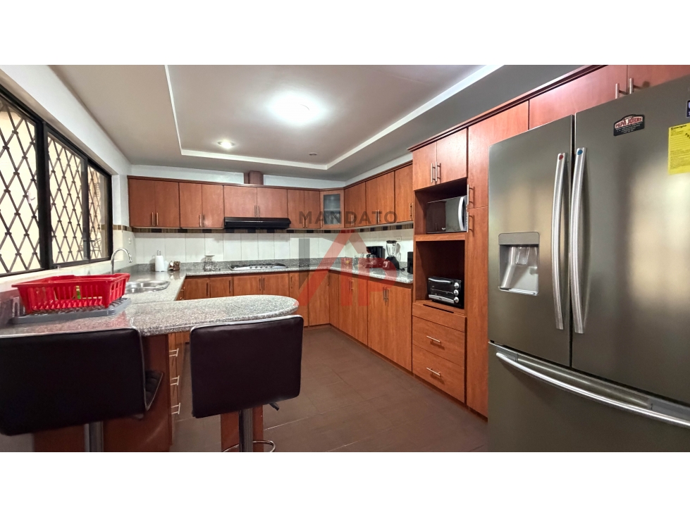 CASA 5 DORMITORIOS EN RENTA AV DE LAS AMERICAS (BASILICA) CUENCA — foto 6