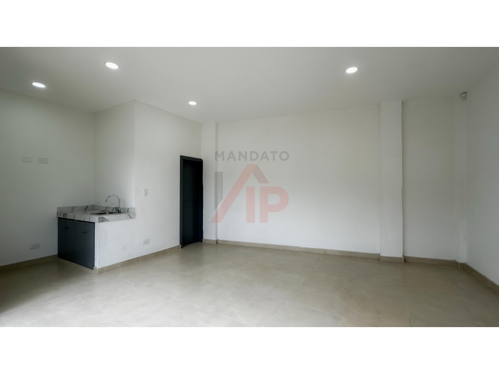 ESTRATEGICO Y FUNCIONAL LOCAL COMERCIAL AV. RICARDO DURAN CUENCA - 4