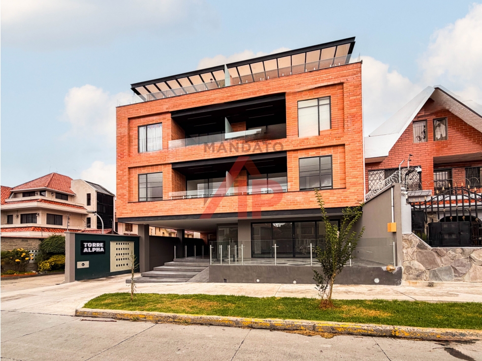 SUITE EN VENTA CON TERRAZA AV 12 DE OCTUBRE CUENCA