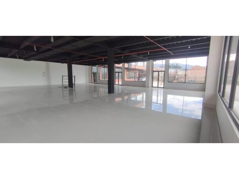PLAZA COMERCIAL EN RENTA SECTOR YANUNCAY EN CUENCA - 4