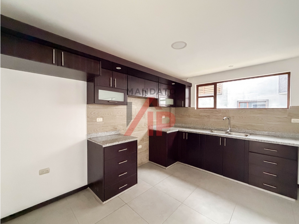 CASA EN VENTA 4 DORMITORIOS SECTOR AV ORDOÑEZ LASSO CUENCA — foto 6