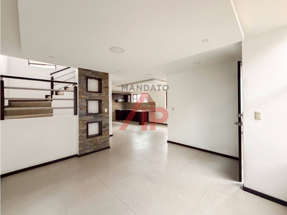 CASA EN VENTA 4 DORMITORIOS SECTOR AV ORDOÑEZ LASSO CUENCA — foto 3