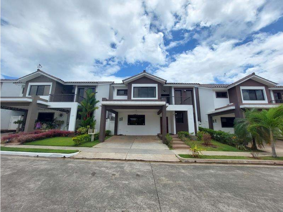 Venta de casa en Paseo del Norte (Residencial Oympus) GTA