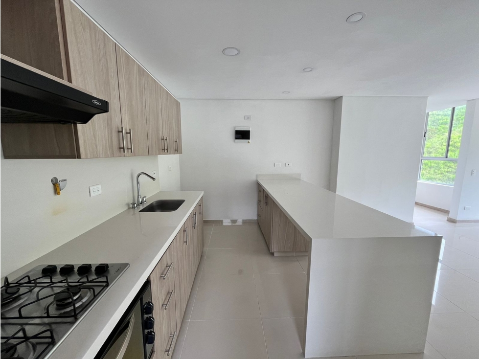 Apartamento para la venta en Envigado, 2 parqueaderos y útil. — foto 3