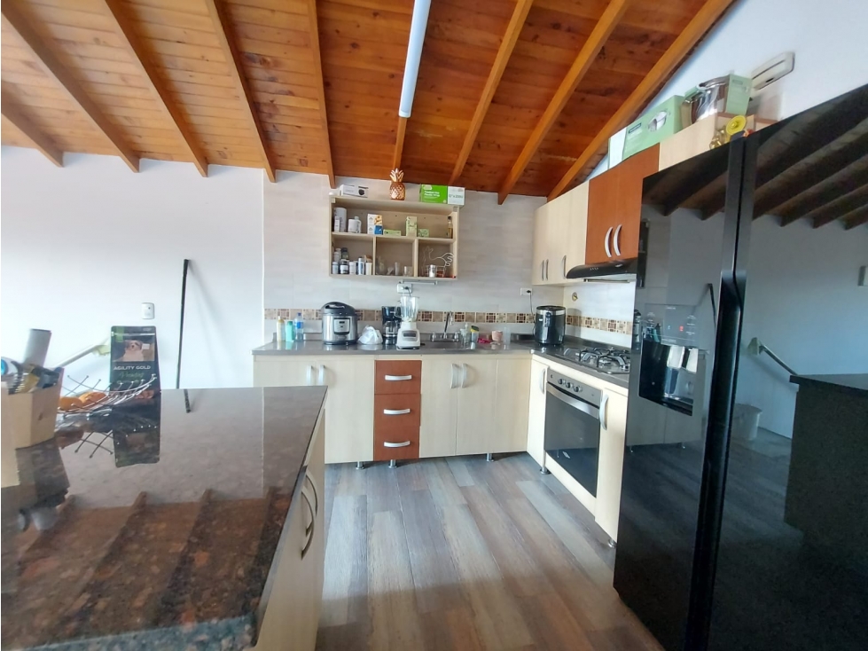 Edificio de 3 niveles para la venta en Envigado con parqueadero.