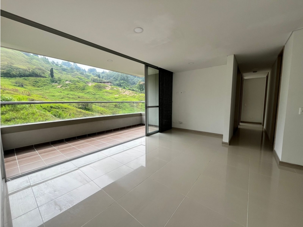 Apartamento para la venta en Envigado, 2 parqueaderos y útil.