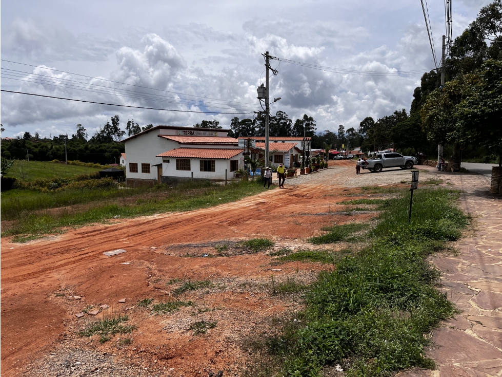 VENDO EXELENTE LOTE COMERCIAL CERCA AL MERCADO CAMPESINO - 4
