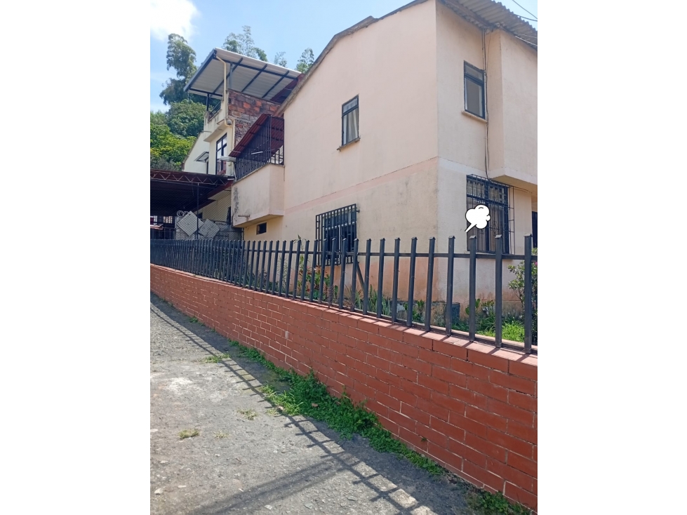 Vendo casa amplia esquinera en excelente sector