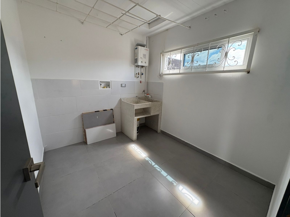 HERMOSA CASA DE 3 PISOS EN EL SECTOR LA ESTANCIA — foto 3