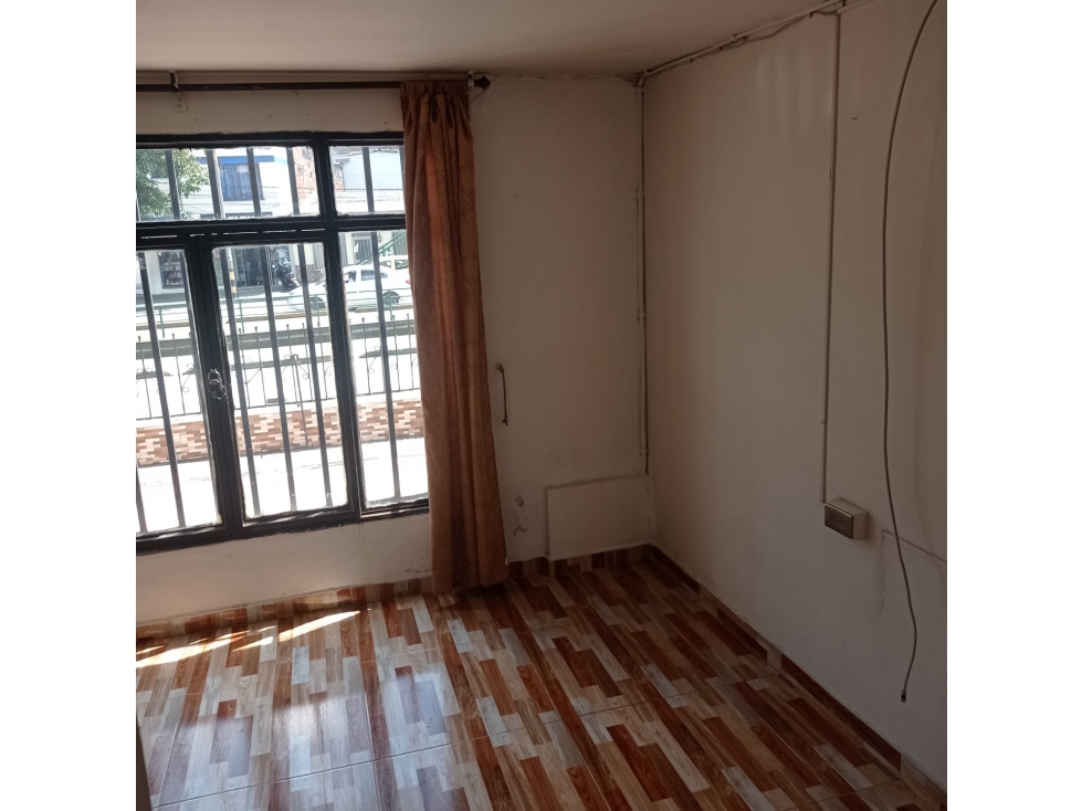 VENDO AMPLIA CASA EN CUBA SOBRE AV PRINCIPAL - 2