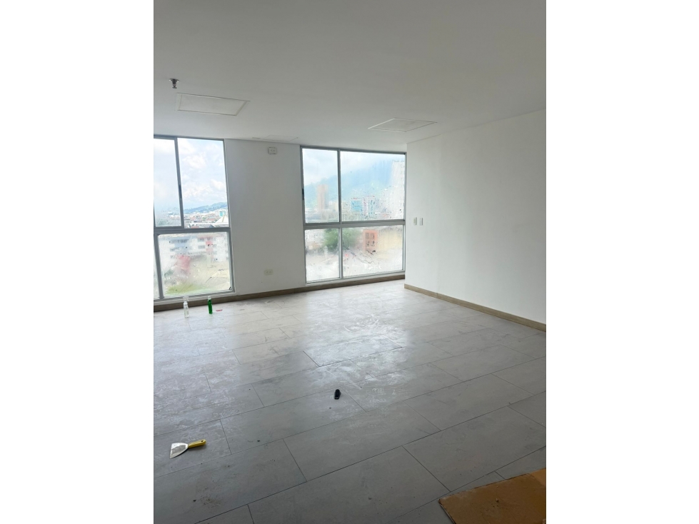 ARRIENDO HERMOSAS OFICINAS EN ALPES CON PARQUEADERO CUBIERTO — foto 5