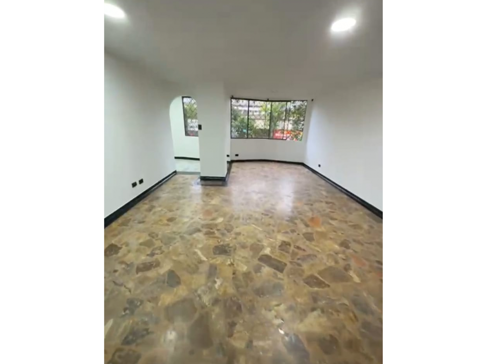 AMPLIO APARTAMENTO PARQUEADERO CUBIERTO EXCELENTE UBICACIÓN AV SUR