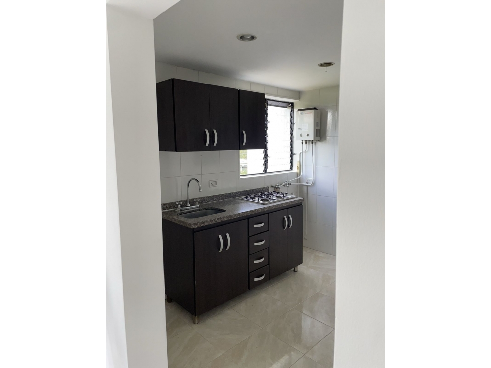 VENDO AMPLIO APARTAMENTO BIEN UBICADO — foto 2